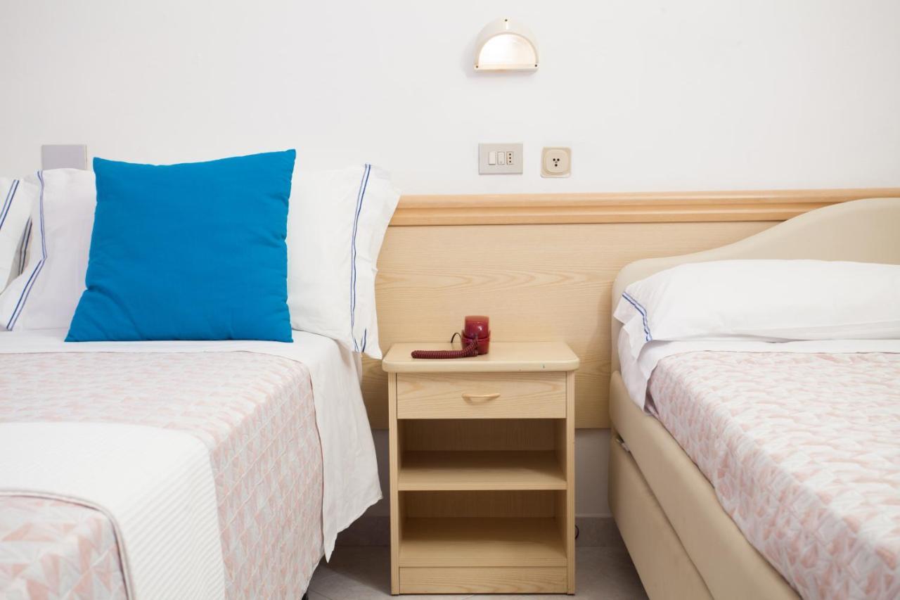 Hotel Cola Frontemare Белариа-Игеа Марина Екстериор снимка